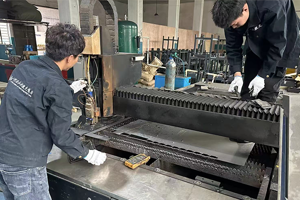 弘兴激光 6000W 光纤激光切割机跨国高效维修案例