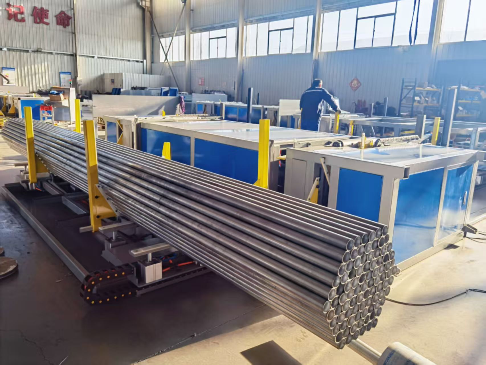 What are the advantages of automatic steel pipe palletizers over manual palletizers?