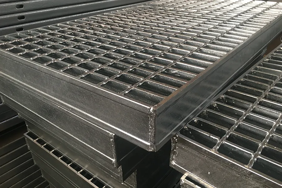 Heavy steel grating