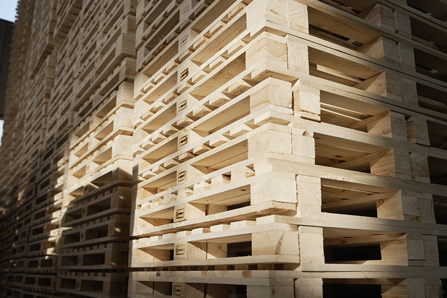 Las cajas de madera y los cajones reforzados con flejes de acero forman una red de protección de alta resistencia, lo que permite a Watson Packaging salvaguardar las necesidades de "transporte de precisión" de la industria de la maquinaria.