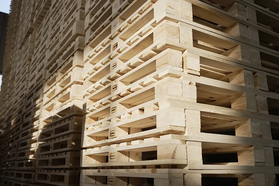 Las cajas de madera y los cajones reforzados con flejes de acero forman una red de protección de alta resistencia, lo que permite a Watson Packaging salvaguardar las necesidades de "transporte de precisión" de la industria de la maquinaria.