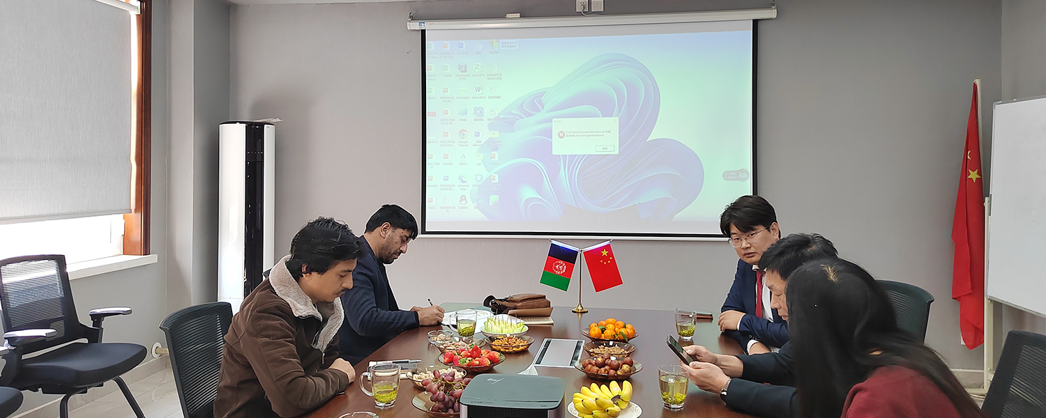Bienvenue aux clients afghans qui visitent JinFeng Pharmaceutical pour échanger et explorer de nouvelles perspectives dans le commerce vétérinaire.