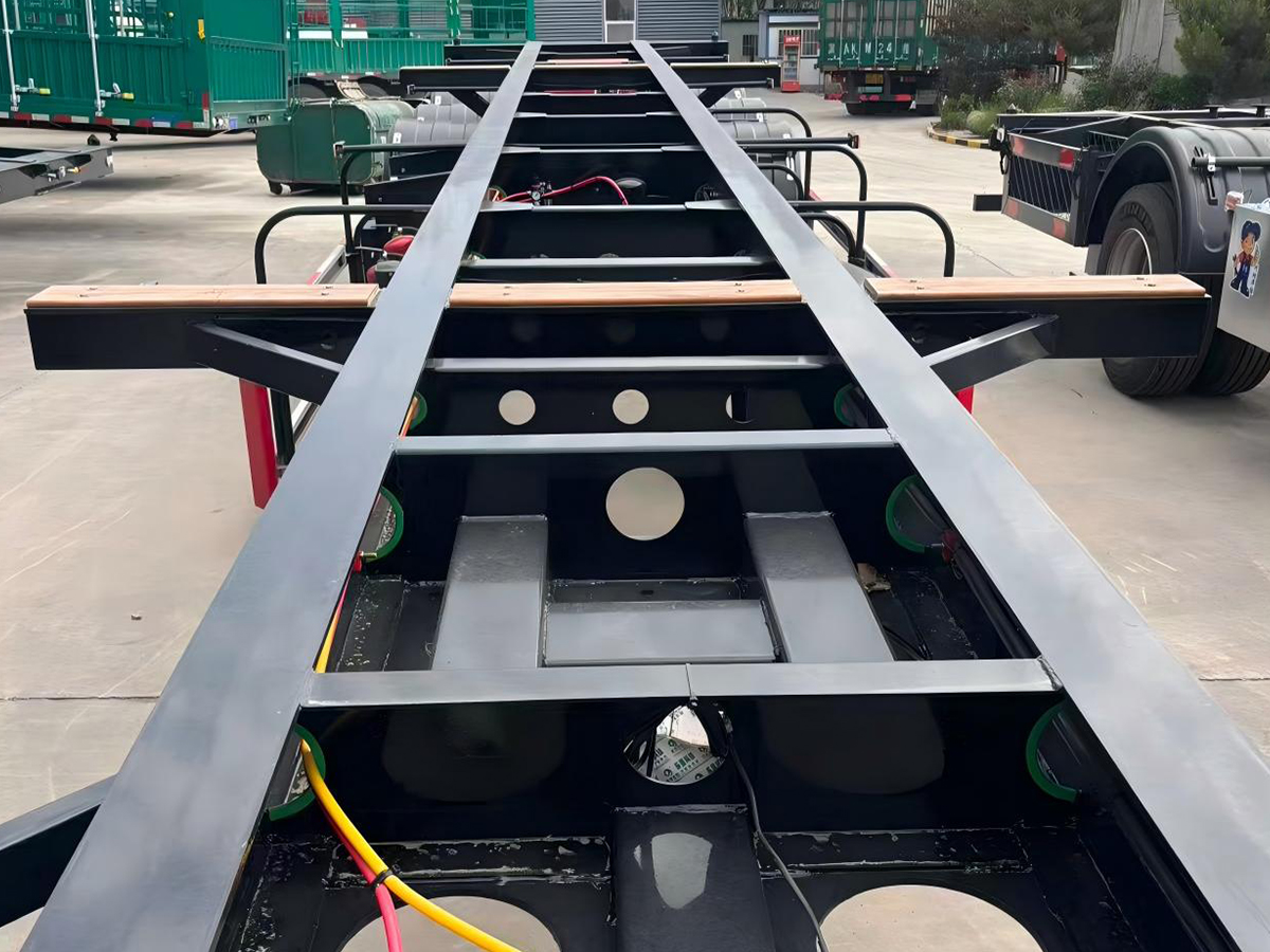 Special skeleton trailer for transporting hazardous chemicals